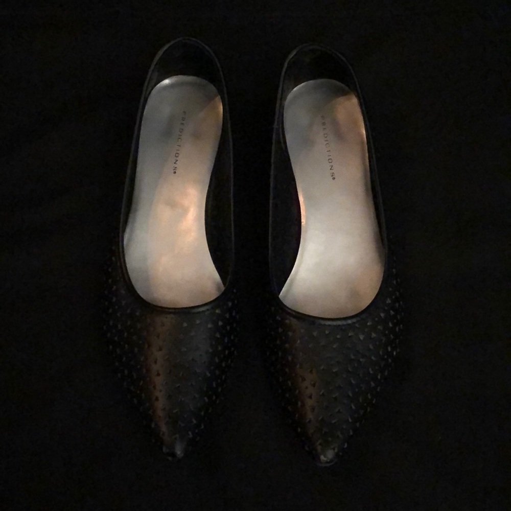 Kitten heel pump.
